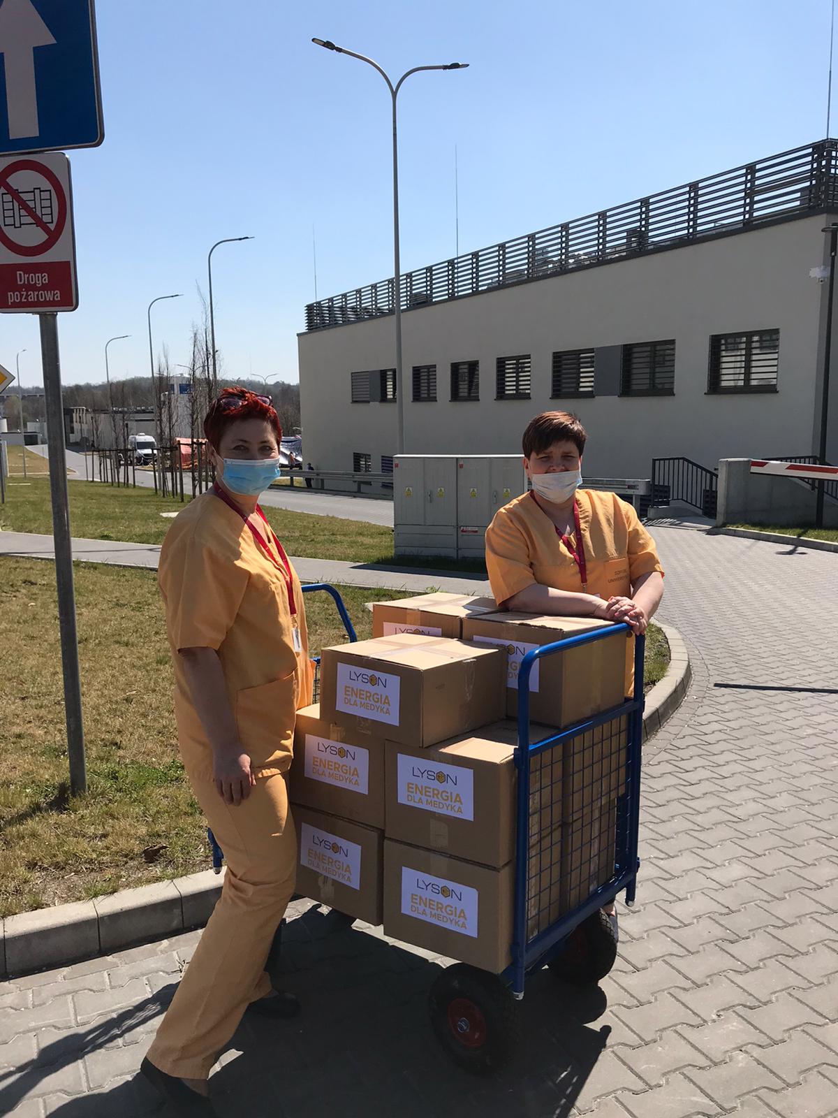 Pielęgniarki i pracownicy przyjmują dary Szpital Uniwersytecki w Krakowie 